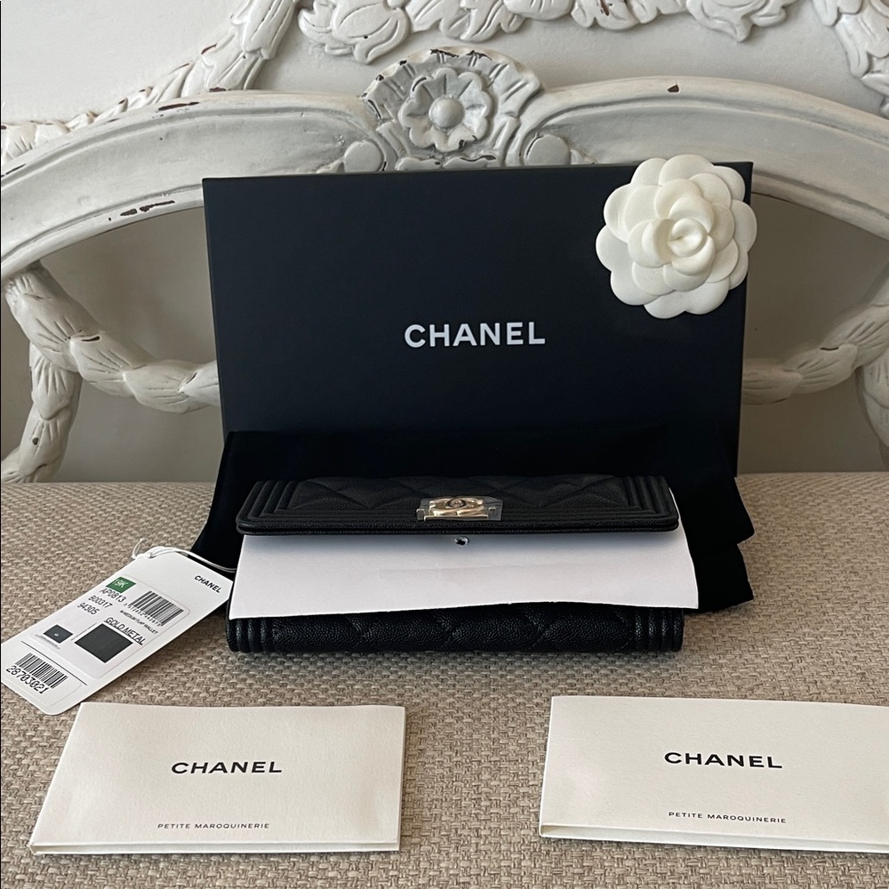 CHANEL Black Quilted caviar, medium boy flap Wallet with gold hardware